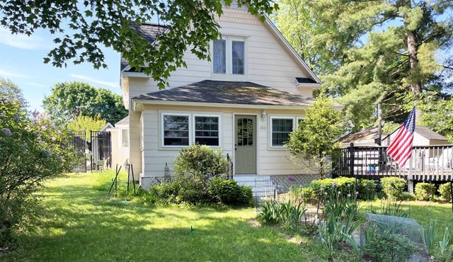 Boyne City - Walk-to-town charming 3 bedroom home with central AC