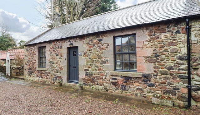 BRACKEN LODGE, pet friendly, character holiday cottage in Wooler