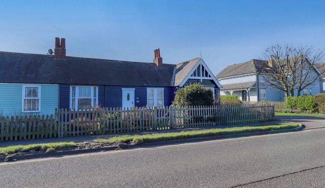 BRAEBURN, pet friendly, character holiday cottage in Bamburgh