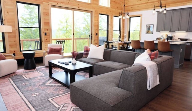 Brand New. Views! Hot Tub. Sleeps 14. Kid Friendly