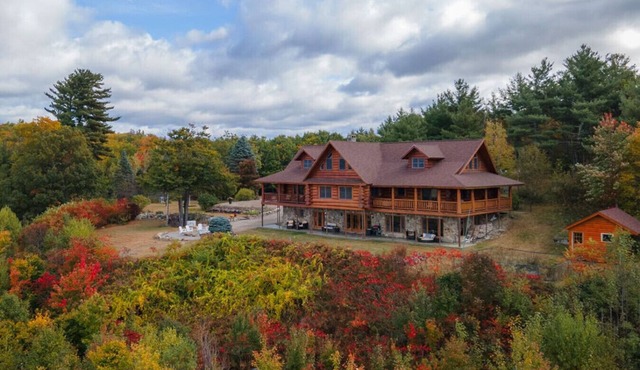 Breathtaking Mountain Getaway - Skiing & Hot Tub