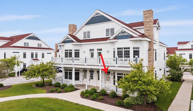 Breezy Beach | Villa 75 Steps from Lake Michigan