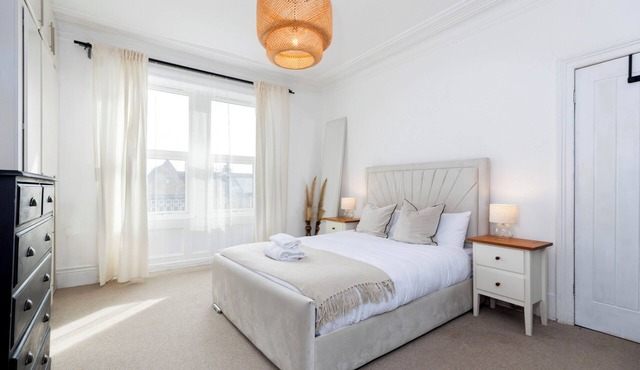 Bright 4-Bedroom Maisonette Family & Work Stays
