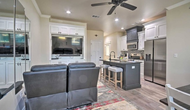 Bright Amarillo Townhome with Yard and Garage