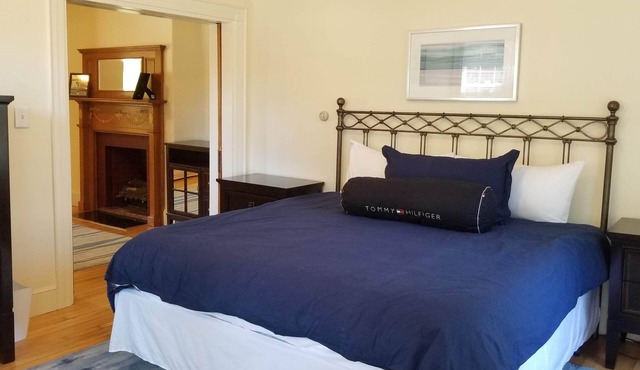 Bright and Fresh Back Cove4 Bedroom, Sleeps 8. Airmatress for additional 2.