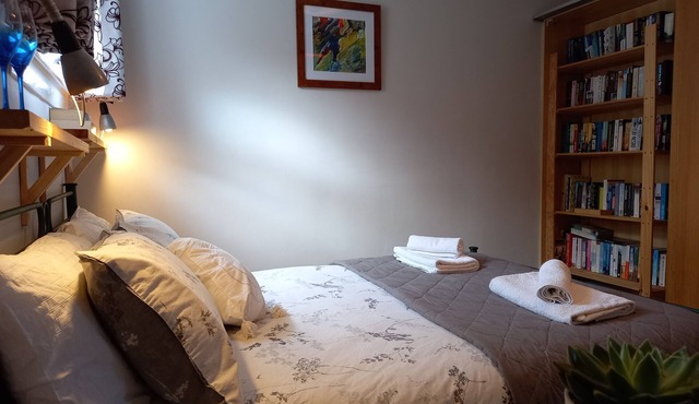 Bright apartment in Charming Newhaven, Leith