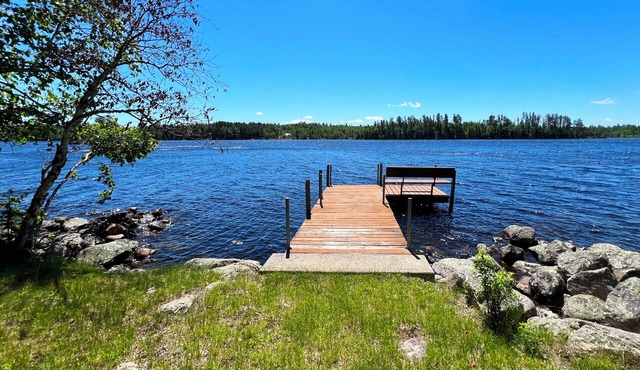Bright & Cheery Lakeside House + Bunkhouse on Bear Island Lake W/Dock! Sleeps 7