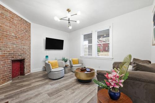 Bright & Clean 2BR Near Downtown Porch Parking