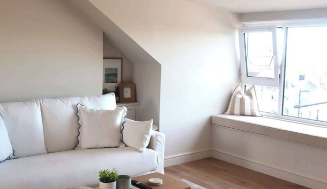 Bright Coastal Retreat – Stunning Sea Views