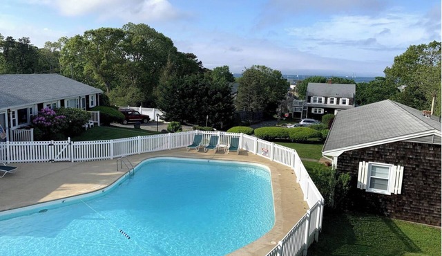 Bright condo w Pool, walking distance to town!