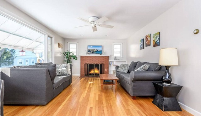 BRIGHT & COZY| 2 BEDROOM HOME| STEPS TO THE BEACH