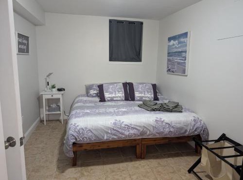 Brighton Apartment Sleeps 3 - Steps to Bus Line