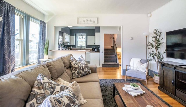 “Brik House” Near UPMC, Mid-Term, LLWS - King Bed