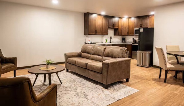 Brillion 2‑Bedroom Suite w/Full Kitchen Near Ariens – Unit #5
