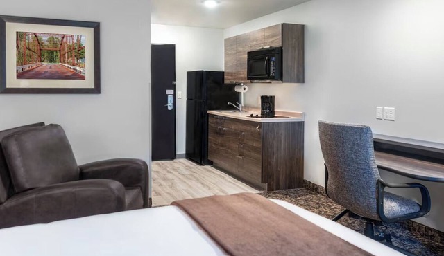 Bring Fido! Pet-Friendly Room w/Kitchen Near Fishing Pier | Pool | Parking