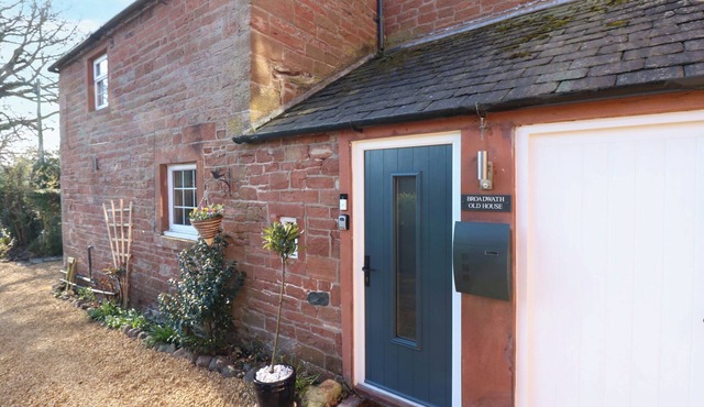 BROADWATH OLD HOUSE, pet friendly, with hot tub in Corby Hill