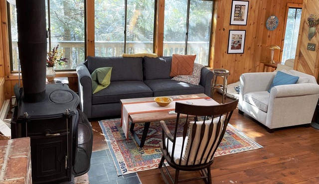 Brookside Hideaway: Charming, cozy, 4 Bedroom home in wooded vacation community