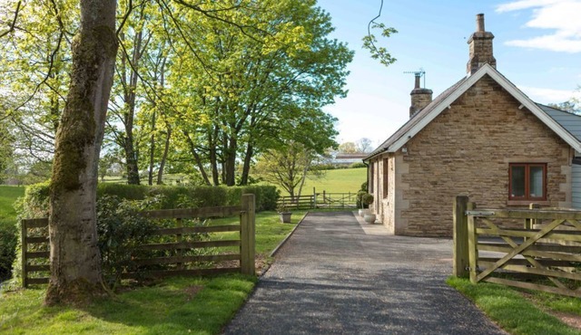 Brookside House - a secluded 2 bedroom, 2 bathroom cottage with private terrace