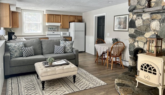 *Brookside Retreat* 1bed/1 bath apt w/ private laundry great for travel nurse