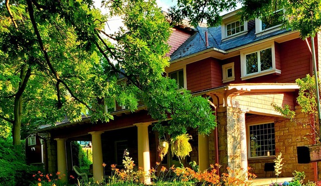 Brownsville Road House Bed & Breakfast