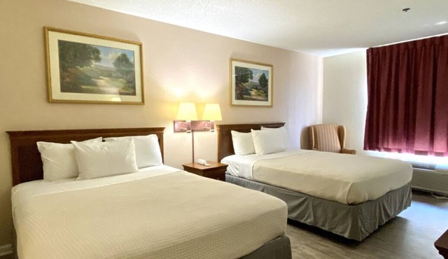 Budget-Friendly Accommodations Near Riverbend Park! Free Breakfast & Parking