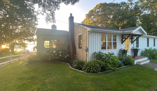 Buzzards Bay Cottage w/water views and beach pass.