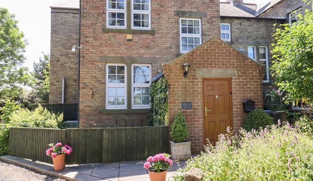 BUZZARDS REST, family friendly, character holiday cottage in Morpeth