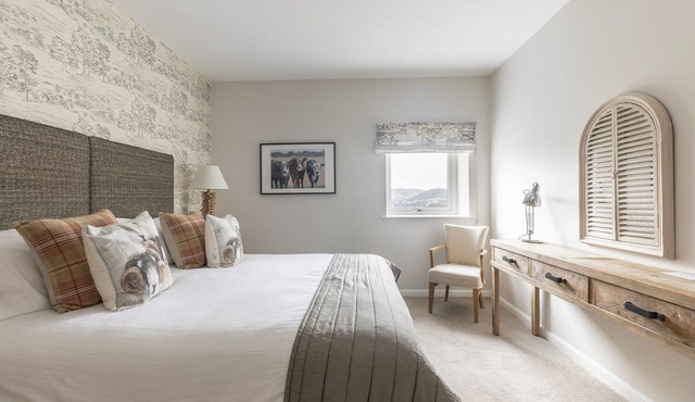 BYRE, Gattonside - sleeps 4 in 2 bedrooms