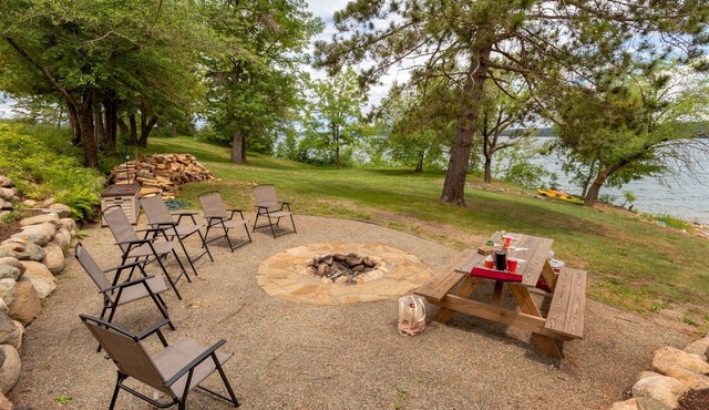 Cabin 105 - Pet Friendly/Open Loft/Modern/Clean