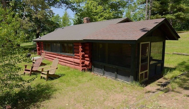 Cabin #4, 3-bedroom w/gas fireplace screened porch