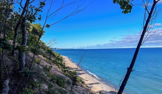 Cabin & bunkhouse on M-77 close to town Grand Marais, heated garage, parking