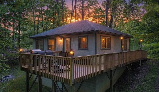 Cabin nestled in the woods, 2-person jacuzzi, fire pit, close to Ash Cave