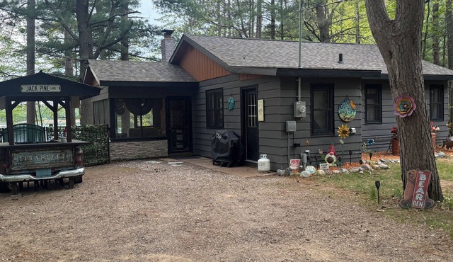 Cabin on lake . Pet friendly