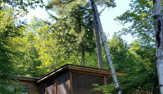 Cabin on Long Pond, just steps to lake.