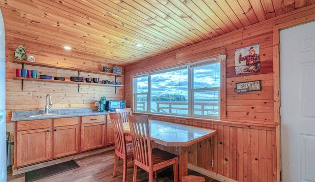 Cabin on the Lake - 4-Beds - Open for Hunting/Rifle Season - Pets Ok