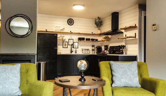 Cambrian & Co. Loft Cozy, Charming, Downtown Ease