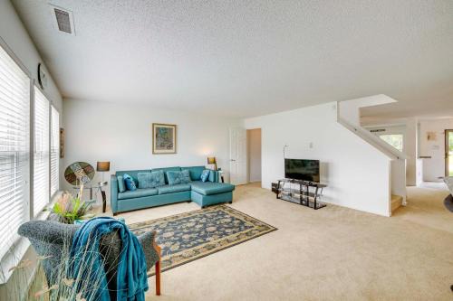 Camby Home w/3 Living Areas & Community Pool!