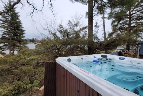 Campau Lakefront Dual home 3BR 2 Bath Spa, Kayaks