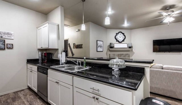 Campus Cove - 3 BR/3 BA - Walk to Tech