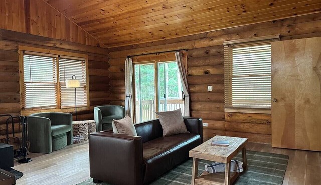 Cannon Creek Cabin - Hot Tub & Pet Friendly