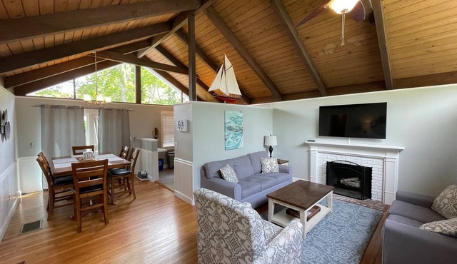 Cape Cod Falmouth Getaway, Great Harbors, Pool, Close Beaches Aug 10-16 avail