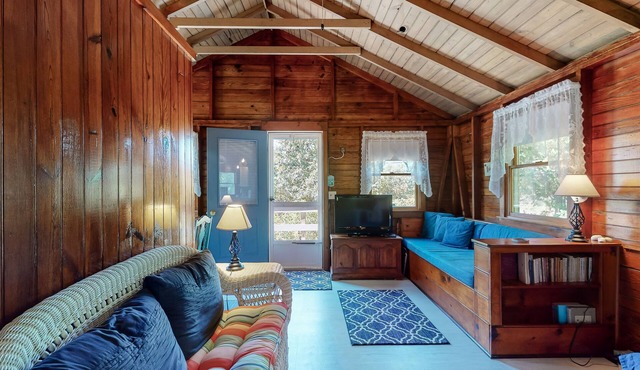 Cape cottage w/a full kitchen & furnished deck - steps from private beach
