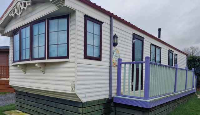 Caravan - Sleeps 4 - Pet friendly - Parking