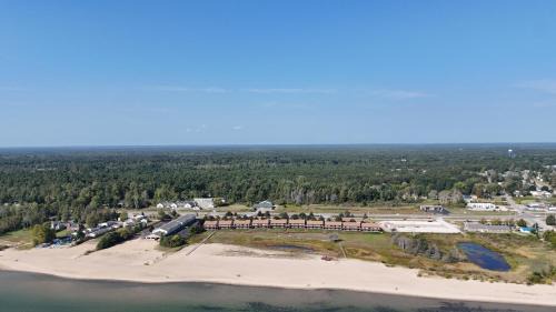 Carpe Diem 365 - Very Cute Lakefront Condo!