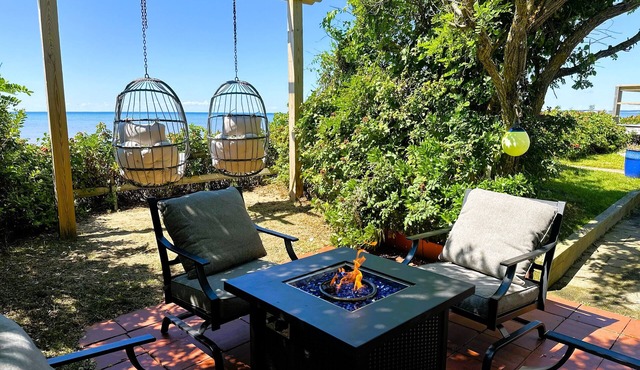 Castaway Cottage on the bay~Dog Friendly Too!
