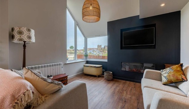 CASTLE VIEW (BAMBURGH), pet friendly, with a garden in Bamburgh