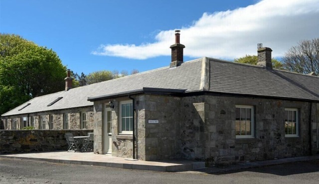 CASTLE VIEW (GLORORUM), pet friendly, with open fire in Bamburgh