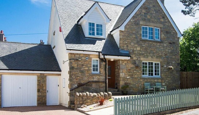 CASTLEWOOD, pet friendly, country holiday cottage in Bamburgh