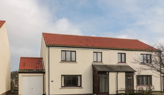 CAUSEWAY COTTAGE, pet friendly, with a garden in Holy Island