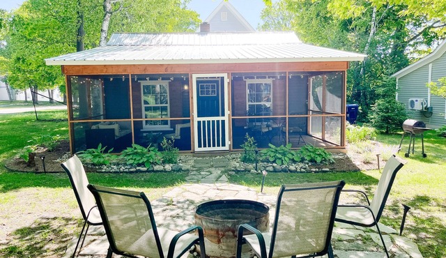 "Cedar"- Mackinaw City cottage. Walking distance to town!